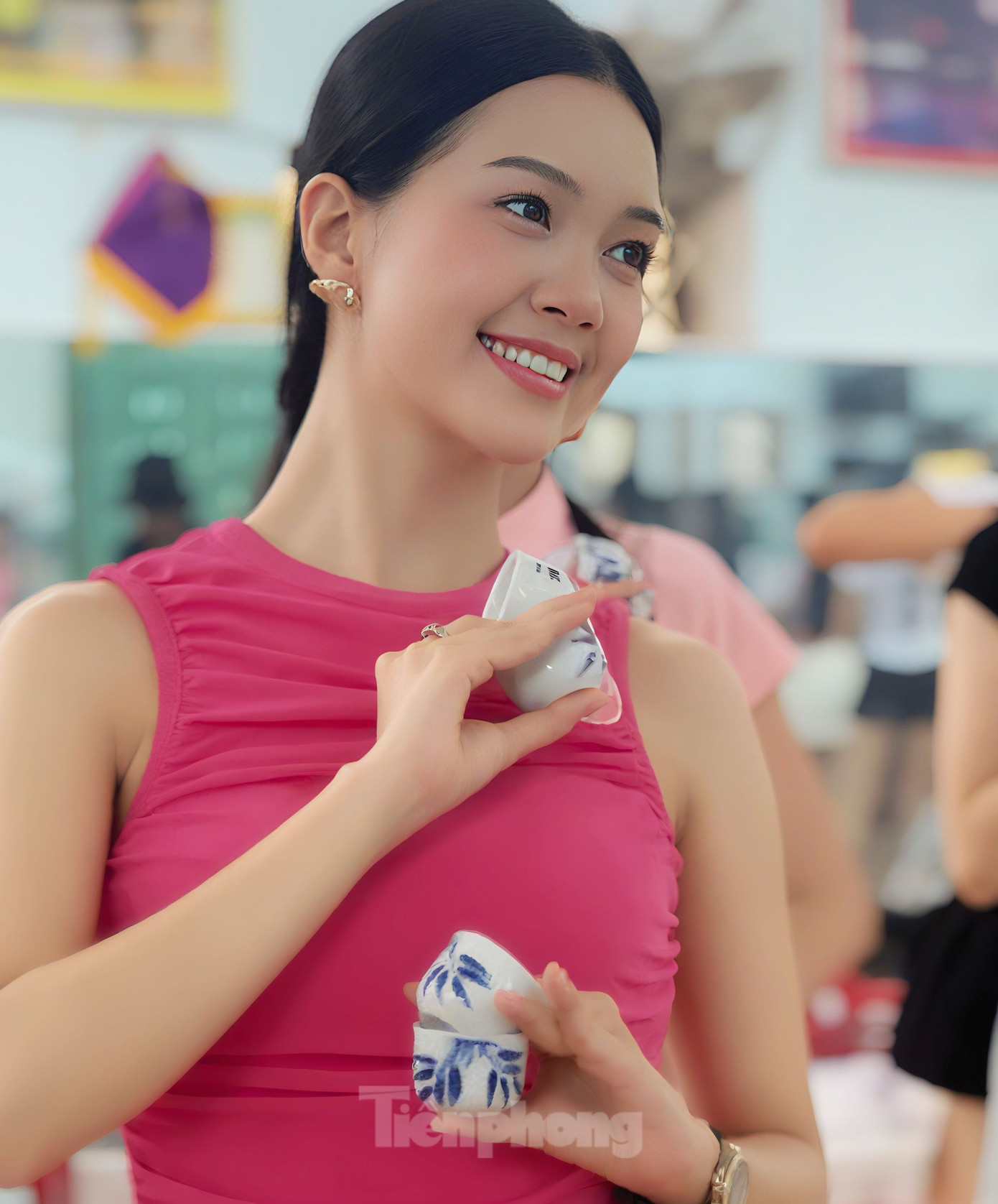 Các thí sinh tập múa chén, múa quạt trong phần đồng diễn chung kết Hoa hậu Việt Nam 2024. Ảnh: Hà Trang.