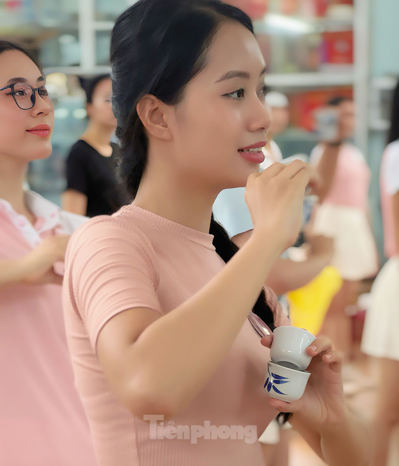 Các thí sinh tập múa chén, múa quạt trong phần đồng diễn chung kết Hoa hậu Việt Nam 2024. Ảnh: Hà Trang.