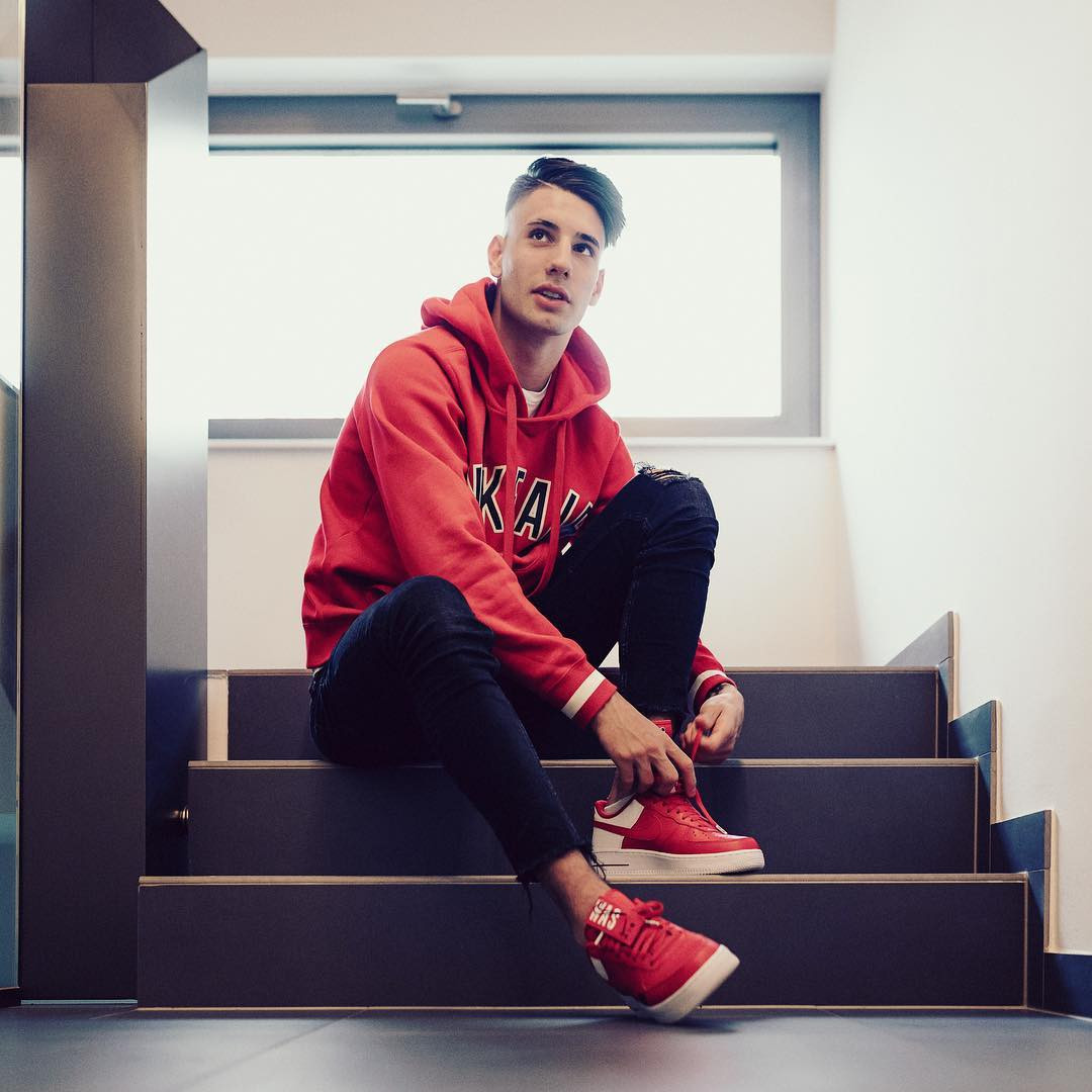 Gu thời trang năng động, trẻ trung của thủ quân tuyển Hungary.