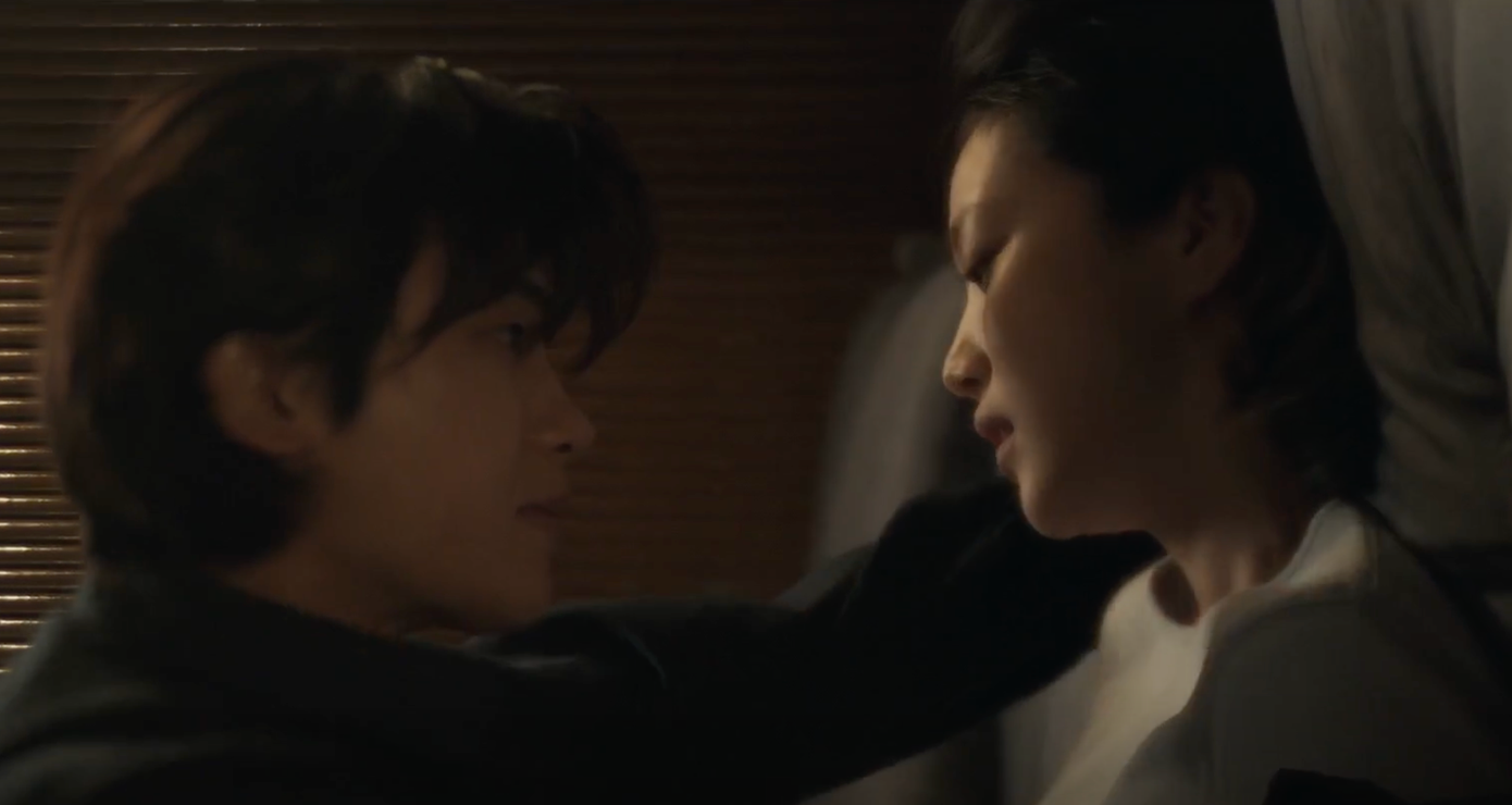 Cảnh phim tạo tranh cãi ngay tập mở màn của Buried Hearts. Cảnh phim tạo tranh cãi ngay tập mở màn của Buried Hearts.