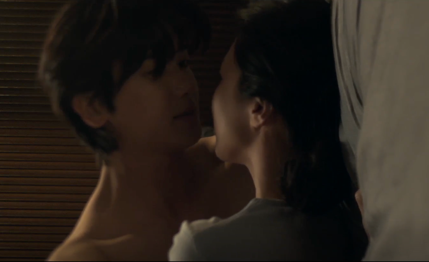 Cảnh phim tạo tranh cãi ngay tập mở màn của Buried Hearts. Cảnh phim tạo tranh cãi ngay tập mở màn của Buried Hearts.