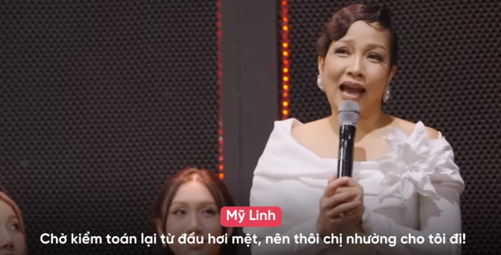 Biểu cảm của các chị đẹp khi Lệ Quyên muốn nhường suất ra mắt cho nghệ sĩ trẻ hơn.