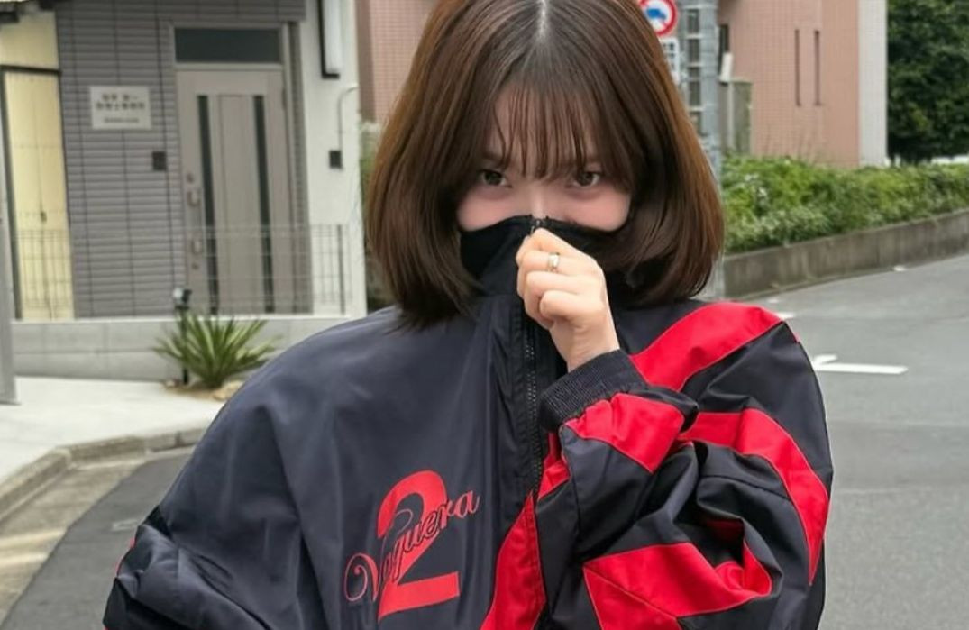 Chiếc áo khoác tai tiếng của Karina (aespa). Chiếc áo khoác tai tiếng của Karina (aespa).