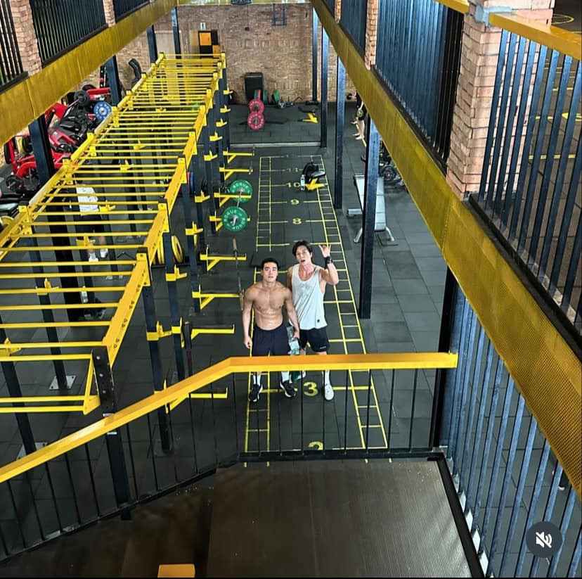 Vừa đặt chân đến sân bay Cam Ranh hôm 1/5, nam diễn viên cùng nhóm bạn đã đi đến phòng gym luyện tập. Bạn bè của Park Hae Jin đăng tải những hình ảnh cùng tài tử chạy bộ, thưởng thức ẩm thực Việt ở các hàng quán ven đường. Vừa đặt chân đến sân bay Cam Ranh hôm 1/5, nam diễn viên cùng nhóm bạn đã đi đến phòng gym luyện tập. Bạn bè của Park Hae Jin đăng tải những hình ảnh cùng tài tử chạy bộ, thưởng thức ẩm thực Việt ở các hàng quán ven đường.