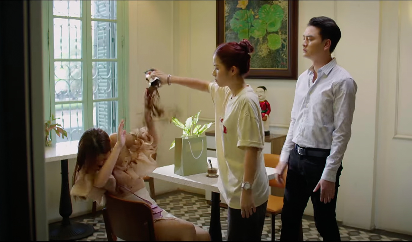 Tập 68, Linh bị Đức Anh vạch trần bộ mặt thật, gài bẫy để cô nói hết điều đơm đặt lâu nay đã che giấu. Cô còn bị hội bạn thân của Hân là Ly (Châu Dương) và Quân (Trọng Lân) dằn mặt, đổ bột cà phê lên người.