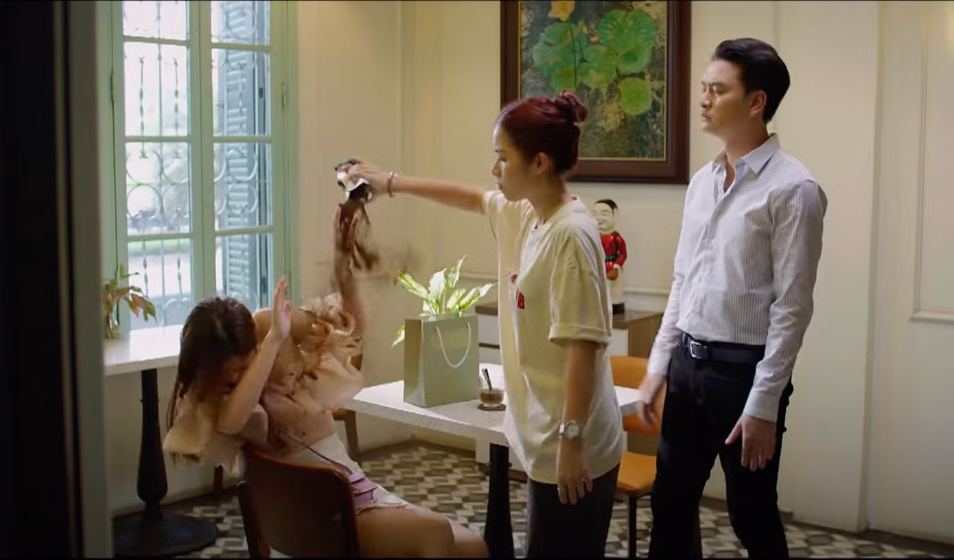 Tập 68, Linh bị Đức Anh vạch trần bộ mặt thật, gài bẫy để cô nói hết điều đơm đặt lâu nay đã che giấu. Cô còn bị hội bạn thân của Hân là Ly (Châu Dương) và Quân (Trọng Lân) dằn mặt, đổ bột cà phê lên người.