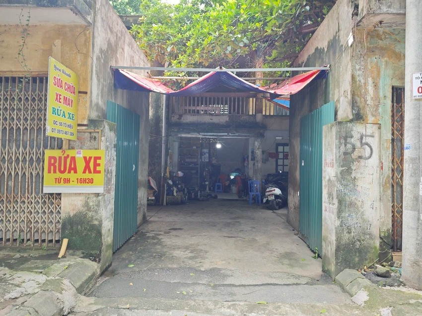 Trụ sở của Cục Thống kê TP Hà Nội cơ sở 2 bị bỏ hoang nhiều năm nay, bên trong cho thuê làm cửa hàng sửa . Ảnh: TRỌNG PHÚ