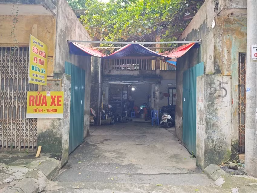 Trụ sở của Cục Thống kê TP Hà Nội cơ sở 2 bị bỏ hoang nhiều năm nay, bên trong cho thuê làm cửa hàng sửa . Ảnh: TRỌNG PHÚ