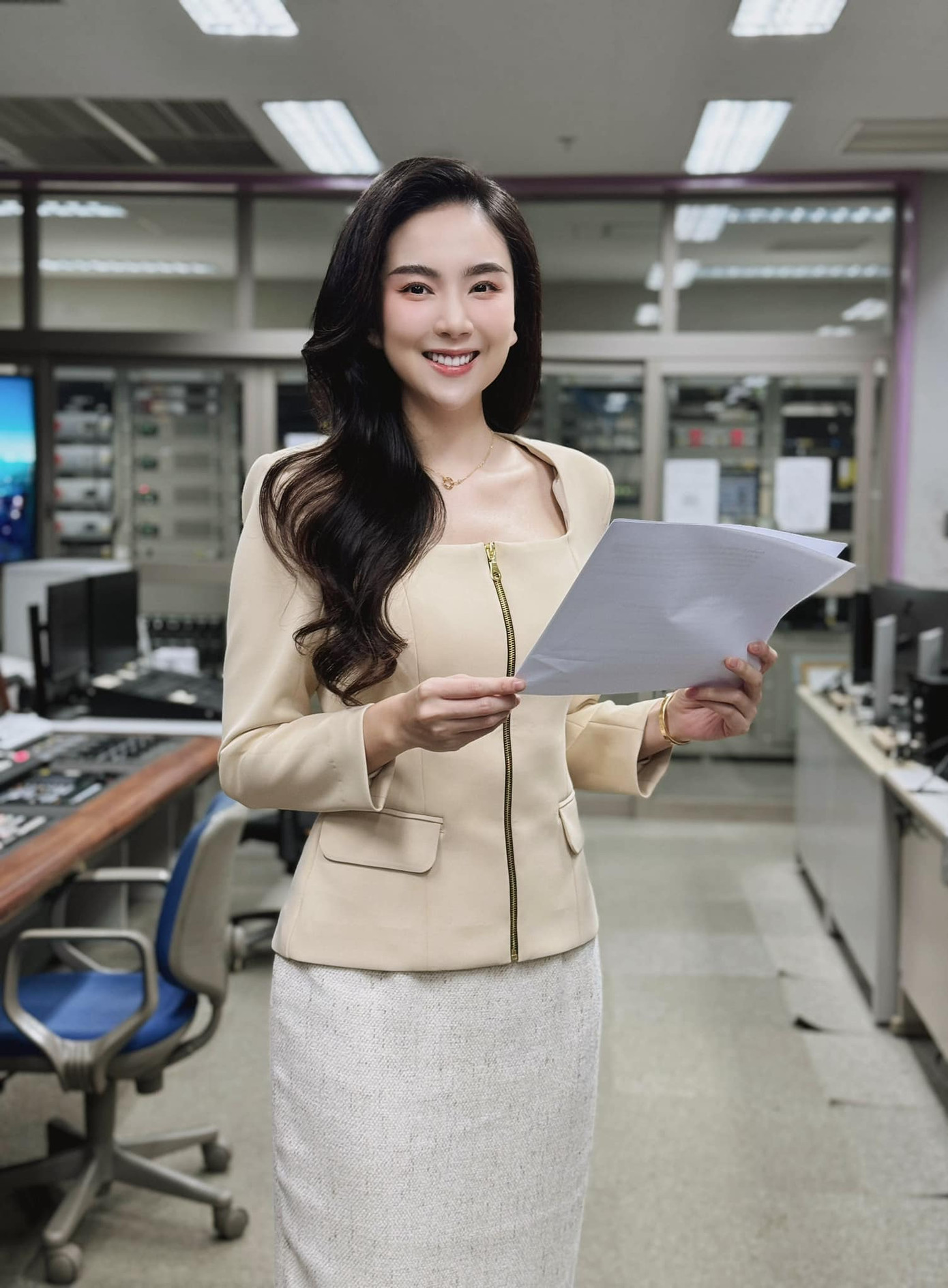 Với chiều cao 1,72 m, vóc dáng chuẩn, Mai Ngọc biết cách làm nổi bật khi ăn mặc có gu. Hơn 10 năm gắn bó với nghề MC, Mai Ngọc chăm chút nhiều cho trang phục không trùng lặp. Với cô, váy áo không cần quá đắt tiền nhưng nhất định phải phẳng phiu, gọn gàng.