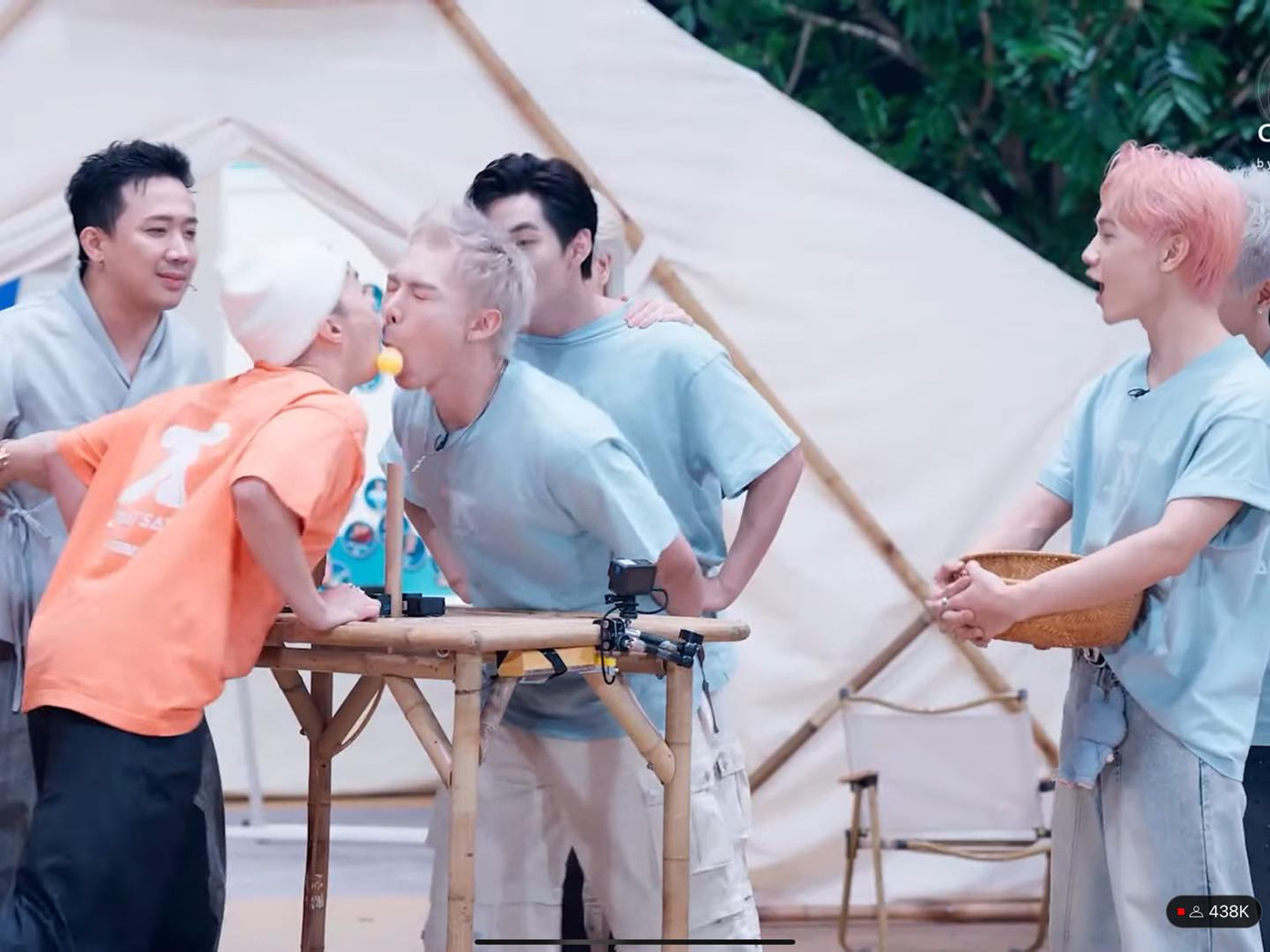 Trò chơi 1 đối 1 gây sốc trong tập 9 Anh trai say hi.Song Luân và Wean Lê, Atus và Rhyder với màn chạm môi bất ngờ.