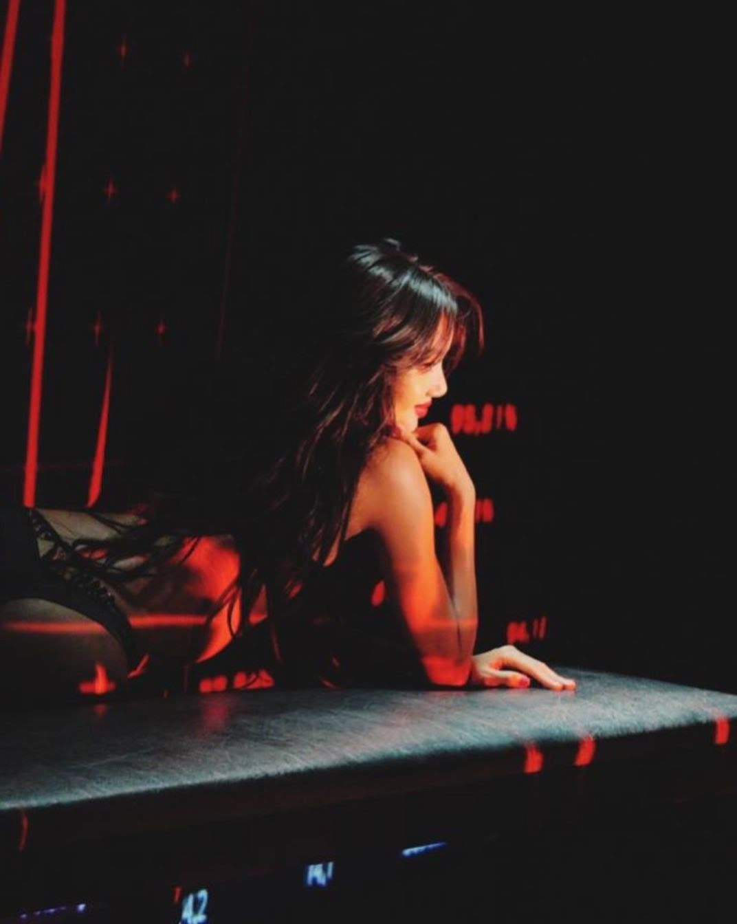 Một góc máy cho thấy Lisa chỉ mặc nội y trong màn trình diễn solo. Một góc máy cho thấy Lisa chỉ mặc nội y trong màn trình diễn solo.