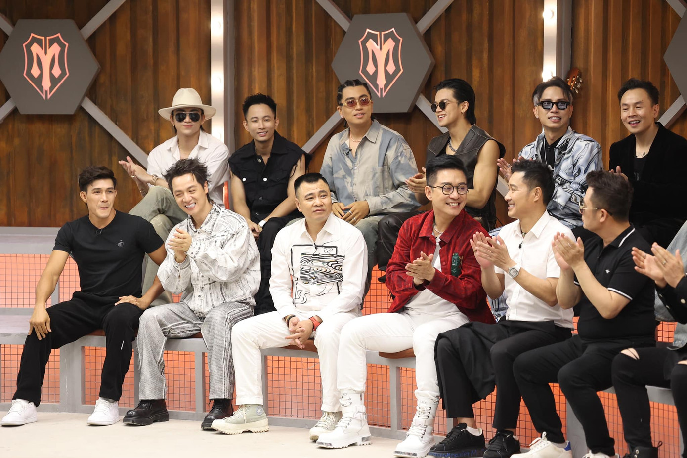 Tuấn Hưng (áo đỏ) trong show Anh trai vượt ngàn chông gai. Tuấn Hưng (áo đỏ) trong show Anh trai vượt ngàn chông gai.