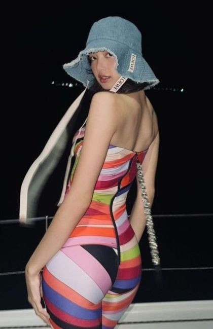 Ồn ào bủa vây sau khi nữ thần tượng diễn thoát y. Lisa có nguy cơ đánh mất thị trường Trung Quốc.