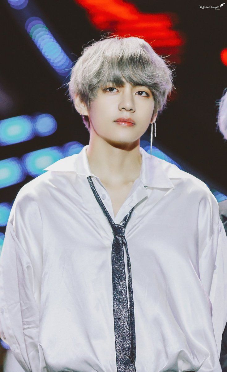 V cũng là chủ nhân của chiếc SUV Genesis GV80 trị giá 70.900 USD. Nam ca sĩ say mê chiếc xe khi quay tập phim Run BTS và sau đó đã tự mua cho mình một chiếc.