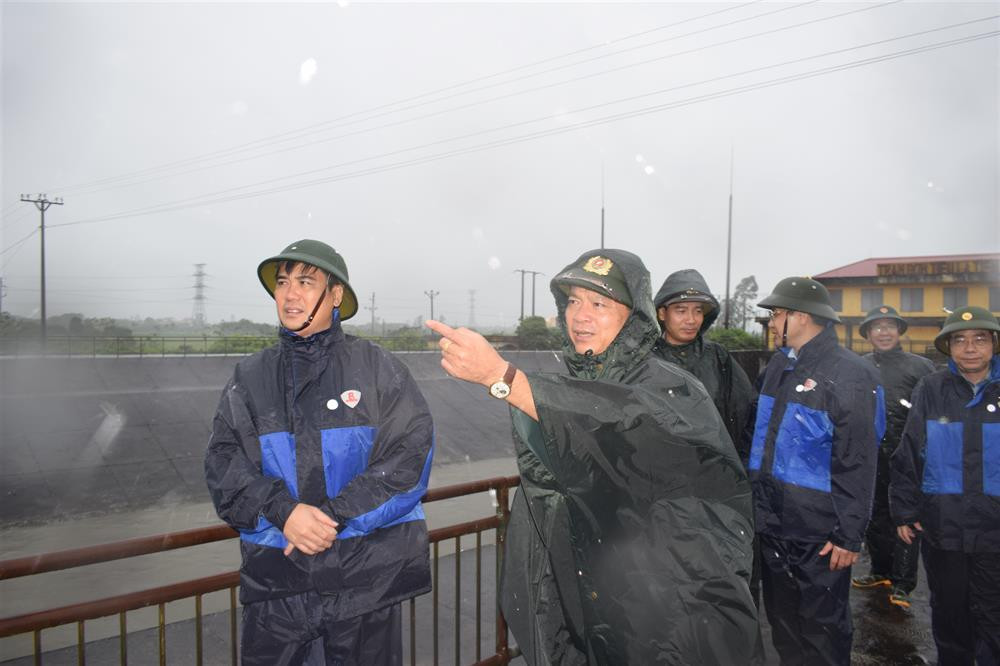 Đại tá Nguyễn Thanh Trường, Giám đốc Công an tỉnh cùng Đoàn công tác đi kiểm tra, làm việc với lãnh đạo địa phương và lực lượng tham gia công tác phòng chống cơn bão số 3.