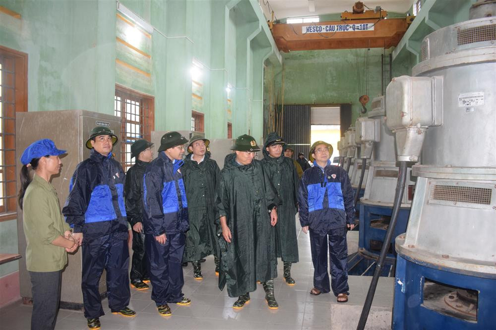 Kiểm tra các điều kiện cần thiết trong công tác phòng chống cơn bão số 3 tại Trạm bơm La Tiến, huyện Phù Cừ.