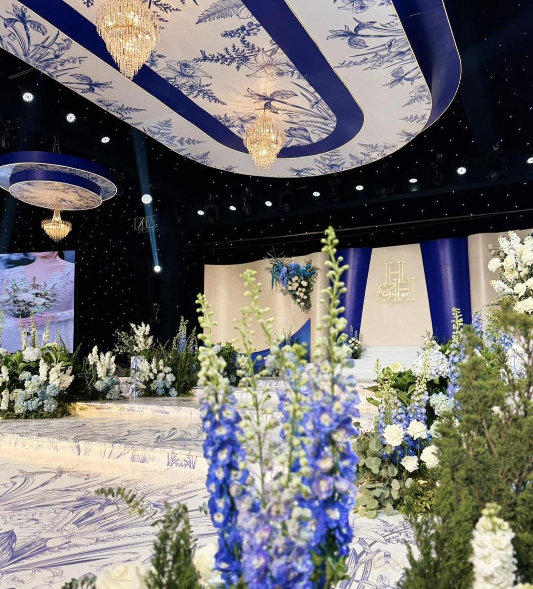 Không gian cưới được trang trí nhã nhặn, ngập tràn hoa tươi. Phía đơn vị thiết kế cho biết họ lựa chọn tông màu xanh nhã nhặn - vốn là màu sắc tượng trưng cho năm sinh mệnh thuỷ của chú rể Quang Hải. Điểm nhấn trong thiết kế chính là ở những hình khối vững chắc - biểu tượng cho sự ổn định và niềm tin trong hành trình xây dựng gia đình mới. Ảnh: Lavita. Không gian cưới được trang trí nhã nhặn, ngập tràn hoa tươi. Phía đơn vị thiết kế cho biết họ lựa chọn tông màu xanh nhã nhặn - vốn là màu sắc tượng trưng cho năm sinh mệnh thuỷ của chú rể Quang Hải. Điểm nhấn trong thiết kế chính là ở những hình khối vững chắc - biểu tượng cho sự ổn định và niềm tin trong hành trình xây dựng gia đình mới. Ảnh: Lavita.