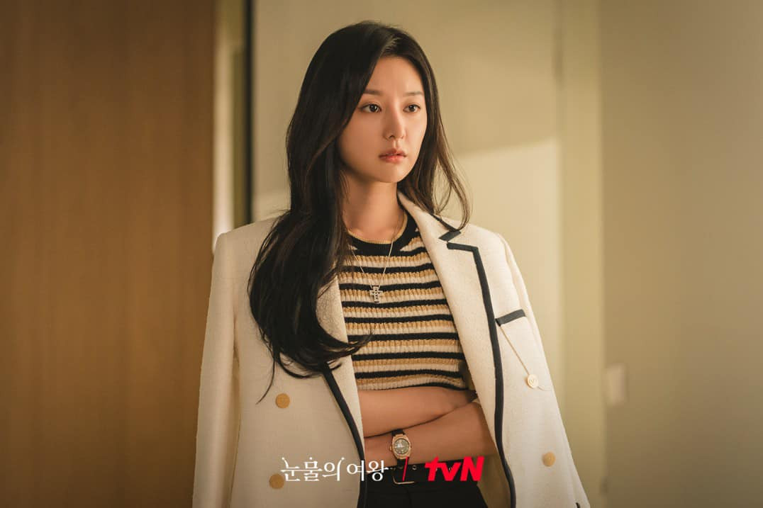 Trong lần đến gặp bác sĩ, nữ thừa kế sang trọng trong thiết kế từ Valentino.