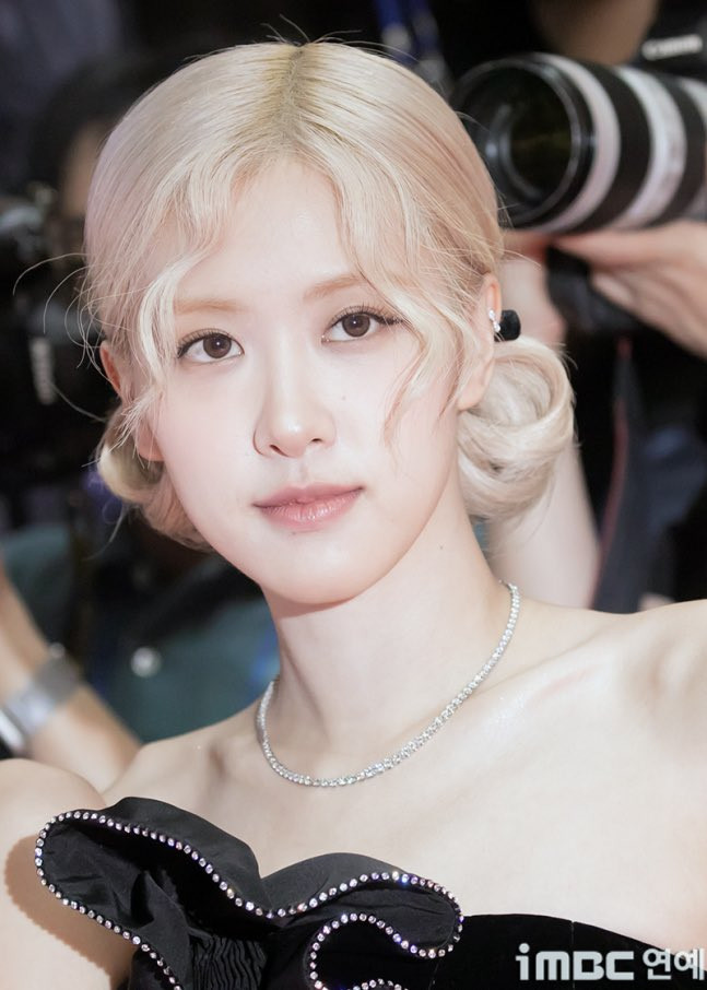 Cận cảnh nhan sắc của từng thành viên qua ống kính của fan và báo chí. Cận cảnh nhan sắc của từng thành viên qua ống kính của fan và báo chí.