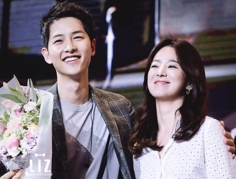 Song Joong Ki im lặng trước tin đồn ngoại tình của vợ cũ và Park Bo Gum. Nam diễn viên Park Bo Gum là đồng nghiệp thân thiết của Song Joong Ki trước khi scandal nổ ra.