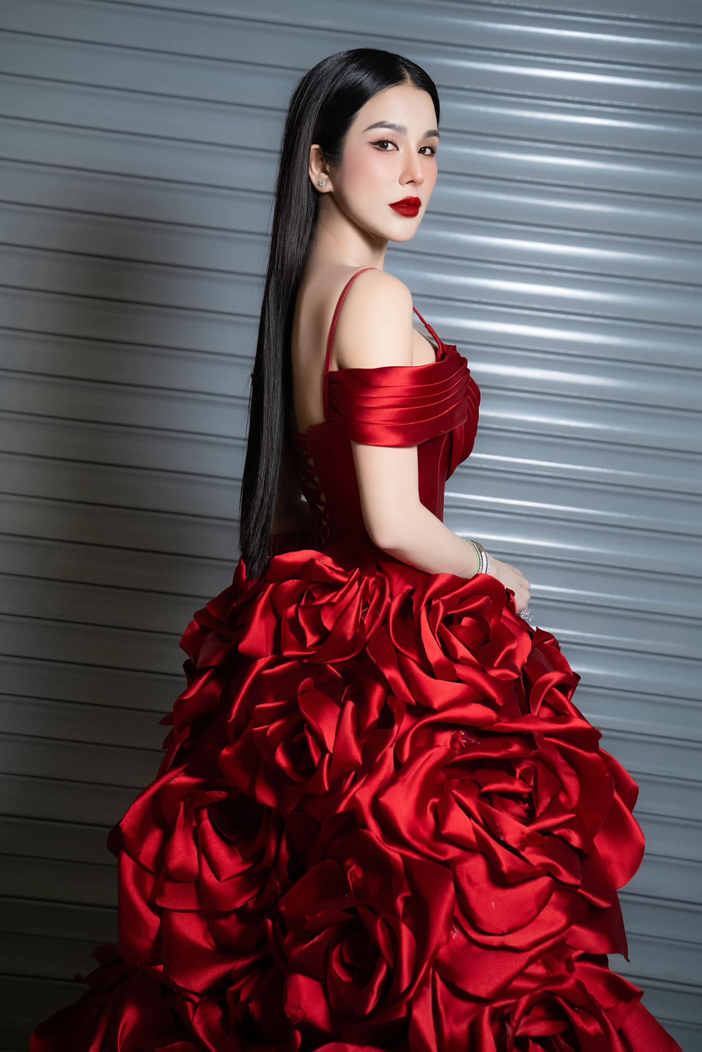 Diệp Lâm Anh khoe chồng cũ - doanh nhân Nghiêm Đức - tặng quà Tết hai thùng trà sữa. Cô viết: "Quà Tết của Đức đáng yêu vô cùng".