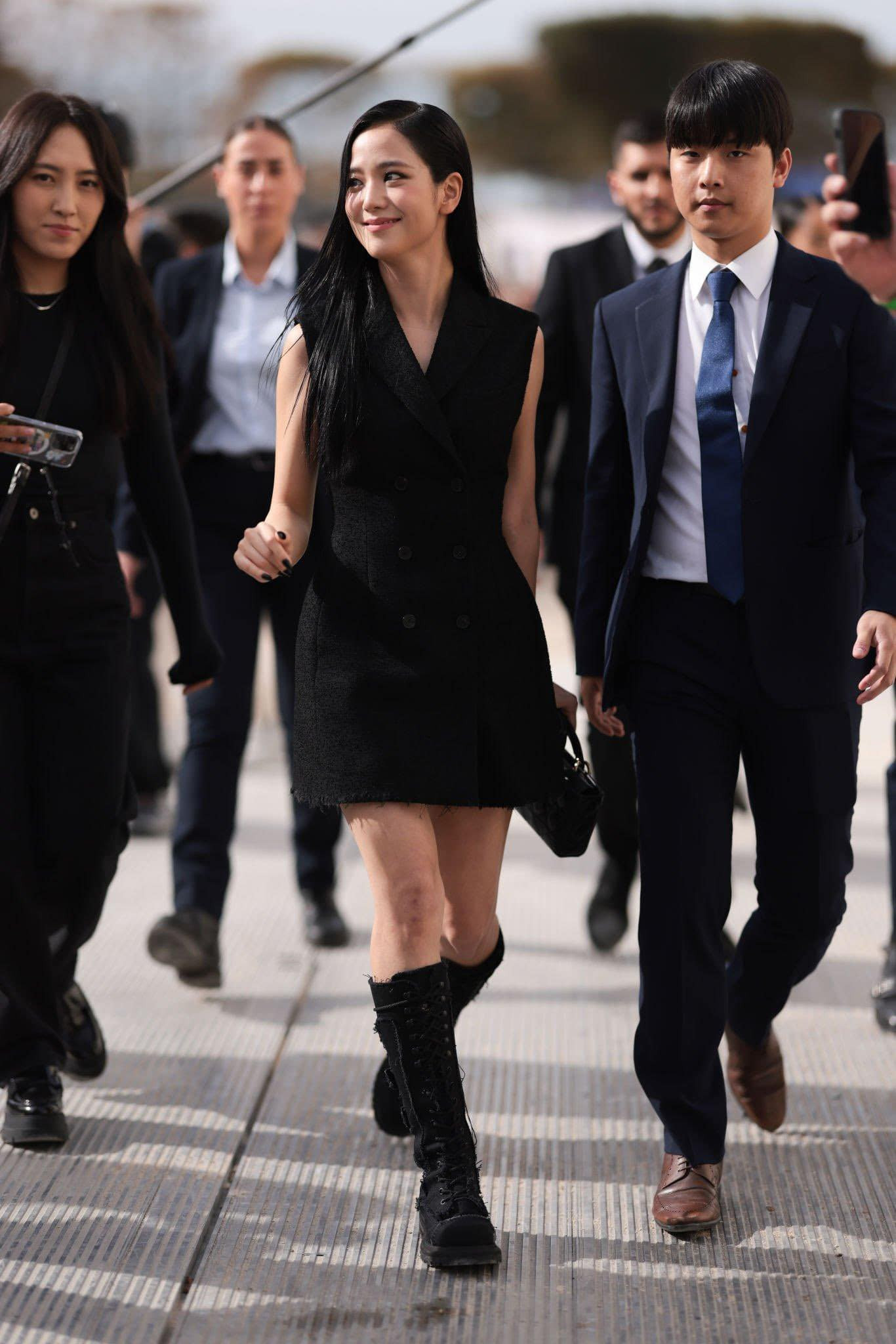 Mỹ nhân BlackPink luôn nhận được đãi ngộ tốt nhất từ hãng. Jisoo được hộ tống bởi lực lượng an ninh và được chào đón bởi Olivier Bialobos - giám đốc truyền thông và hình ảnh của Dior Couture cùng giám đốc PR Mathilde Favier.