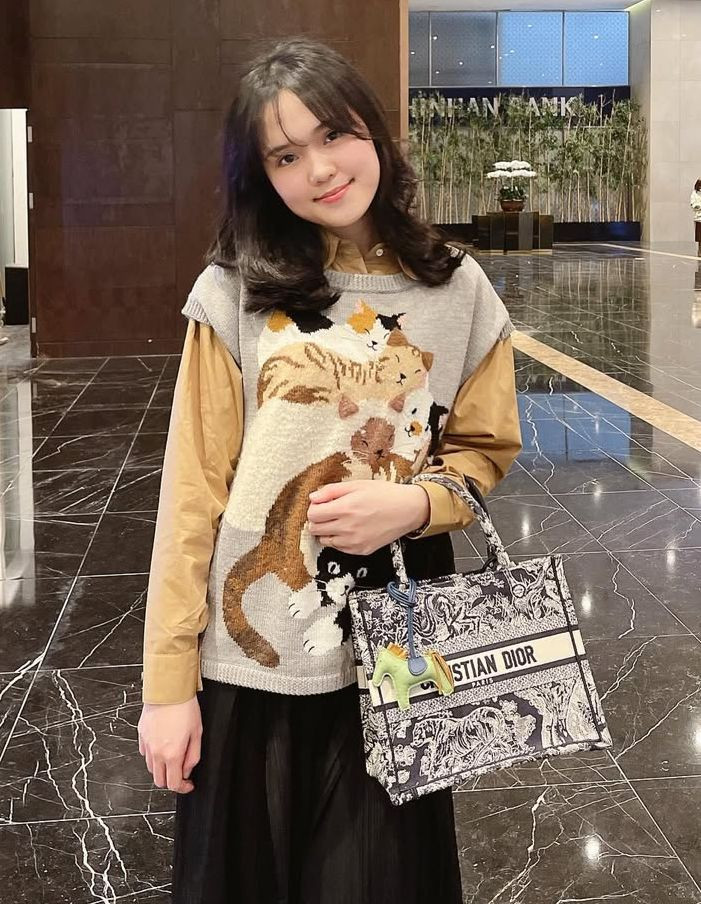 Bộ sưu tập túi hiệu của Quỳnh Anh không thể thiếu chiếc Dior Book Tote cỡ &quot;small&quot;, mẫu &quot;Blue and White Toile de Jouy Reverse Embroidery&quot;. Chiếc túi này được nhiều người nổi tiếng sở hữu, có giá hơn 80 triệu đồng.