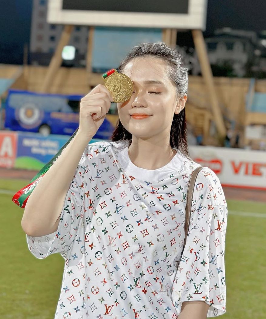 Con gái cựu chủ tịch CLB Sài Gòn thường chọn áo thun phối cùng quần jeans trẻ trung. Áo thun họa tiết Monogram của nhà mốt Louis Vuitton này có giá 31,5 triệu đồng.