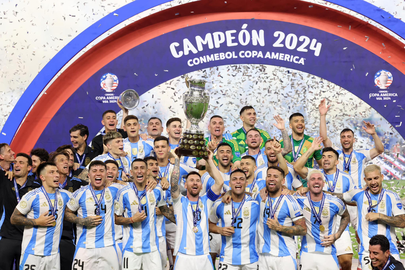 Phải đến phút 112, Lautaro Martinez ghi bàn thắng quý hơn vàng, giúp Argentina bảo vệ thành công chức vô địch Copa America. Với danh hiệu này, Argentina tạo nên kỷ lục 16 lần đăng quang, vượt qua Uruguay trở thành đội giàu thành tích nhất ở giải đấu này. Ảnh: Copa America.