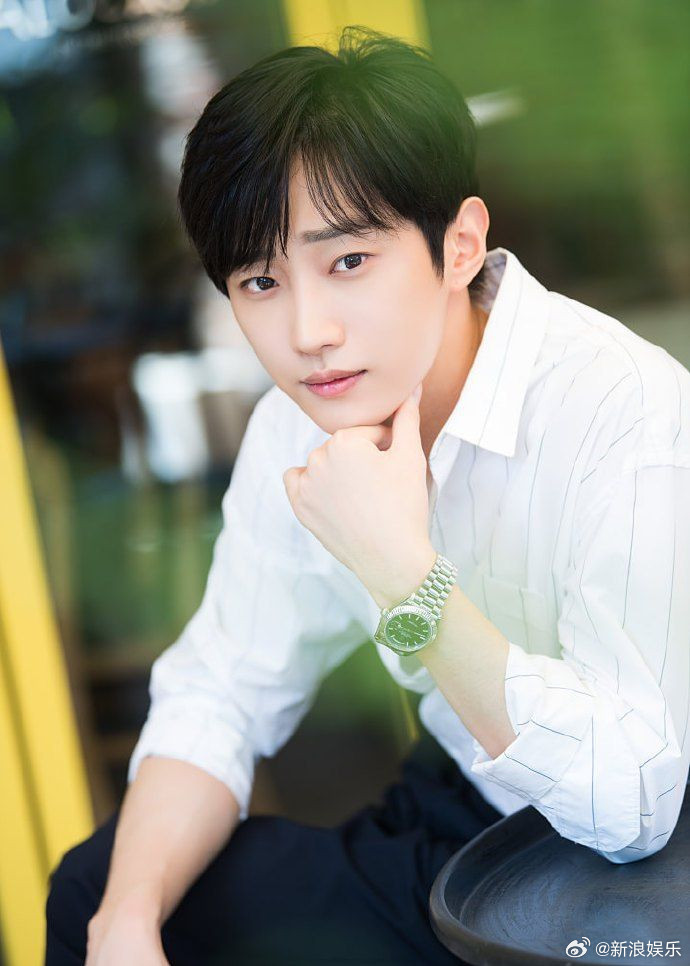 Dahyun (trái) và Jin Young đóng chính trong Cô gái năm ấy chúng ta cùng theo đuổibản Hàn.