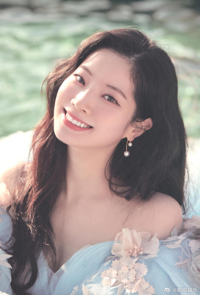 Dahyun (trái) và Jin Young đóng chính trong Cô gái năm ấy chúng ta cùng theo đuổibản Hàn.