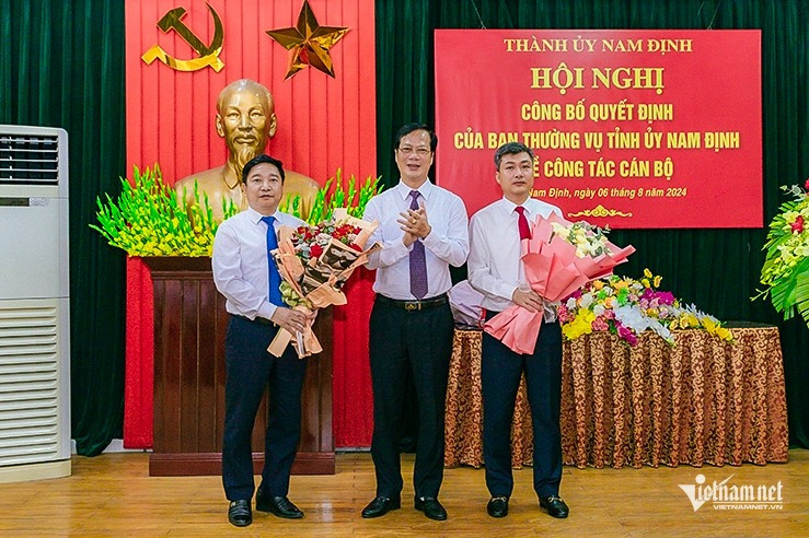 Bí thư Thành ủy Nam Định Nguyễn Anh Tuấn tặng hoa, chúc mừng các cán bộ được bổ nhiệm. Bí thư Thành ủy Nam Định Nguyễn Anh Tuấn tặng hoa, chúc mừng các cán bộ được bổ nhiệm.