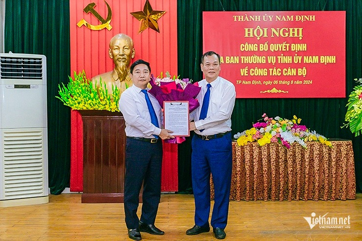 Ông Lê Quốc Chỉnh - Phó Bí thư Thường trực Tỉnh ủy, Chủ tịch HĐND tỉnh Nam Định trao quyết định cho ông Nguyễn Tiến Dũng. Ông Lê Quốc Chỉnh - Phó Bí thư Thường trực Tỉnh ủy, Chủ tịch HĐND tỉnh Nam Định trao quyết định cho ông Nguyễn Tiến Dũng.