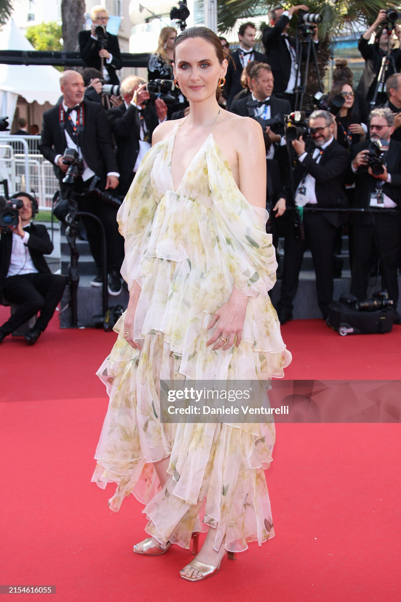 Những thiết kế cắt xẻ, váy cúp ngực nhiều màu sắc, kiểu dáng được các sao diện trong ngày cuối của LHP Cannes lần thứ 77.