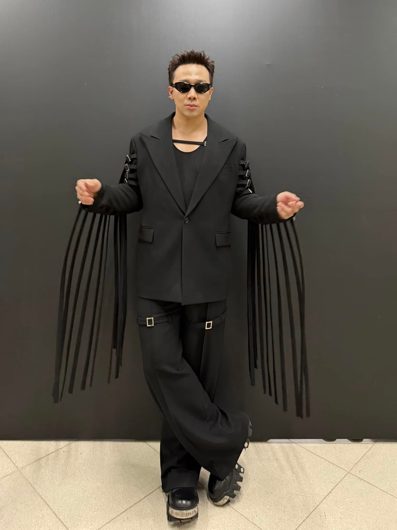 MC Trấn Thành tiếp tục giữ vai trò MC. Anh thay bộ cánh đỏ nhưng nói xấu hổ khi bị lộ bụng. "Tôi chết lặng! Kêu mấy fan đừng chụp nọng, mấy bà chụp bụng, lịm luôn. Do góc chụp thôi mọi người. Tôi hận stylist giao bộ đồ này với ai chụp hình này”. Tấm ảnh của Trấn Thành đăng tải hút hơn 200.000 lượt thích trên trang cá nhân. MC Trấn Thành tiếp tục giữ vai trò MC. Anh thay bộ cánh đỏ nhưng nói xấu hổ khi bị lộ bụng. "Tôi chết lặng! Kêu mấy fan đừng chụp nọng, mấy bà chụp bụng, lịm luôn. Do góc chụp thôi mọi người. Tôi hận stylist giao bộ đồ này với ai chụp hình này”. Tấm ảnh của Trấn Thành đăng tải hút hơn 200.000 lượt thích trên trang cá nhân.