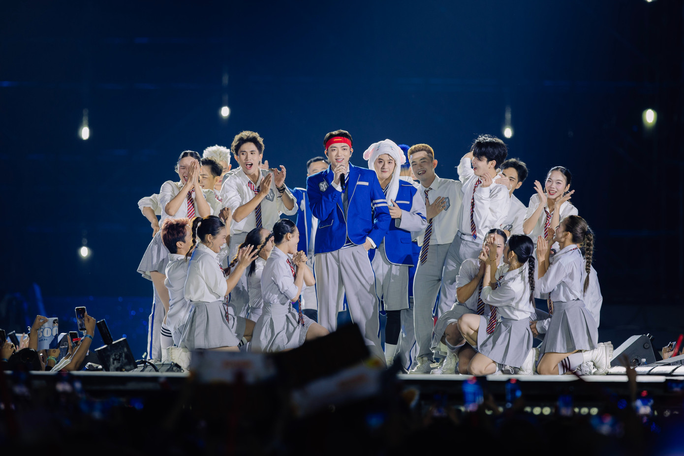 Buổi trình diễn với những sân khấu mang đậm âm hưởng văn hóa dân tộc, từ cải lương, nhã nhạc cung đình, chèo… Nhiều khán giả ví concert như "festival văn hóa ba miền". Hàng chục nghìn người có thể đồng thanh hát Mưa trên phố Huế, Dạ cổ hoài lang, Đào Liễu, Áo mùa đông...