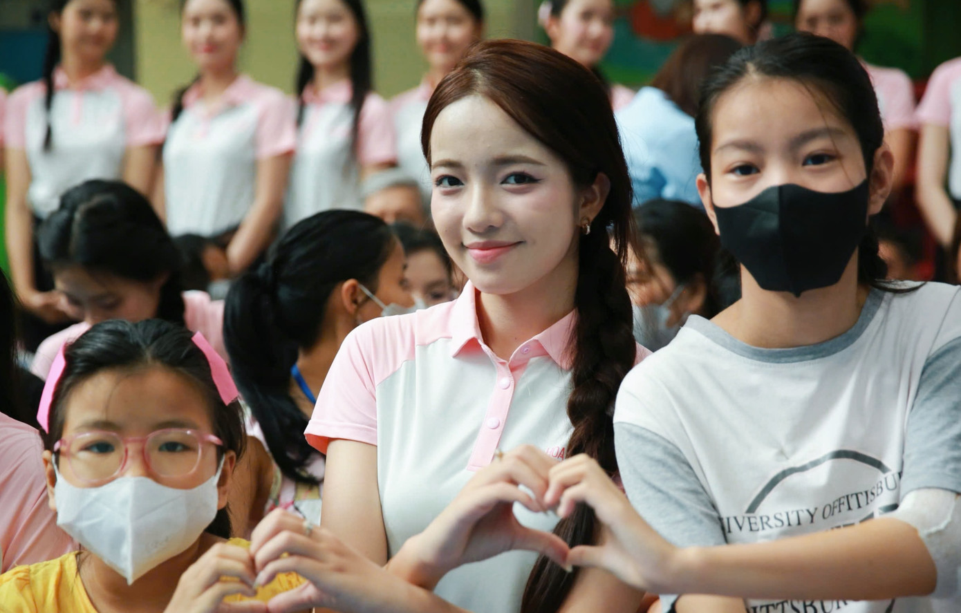 Top 25 thí sinh trao quà cho bệnh nhi tại khu vui chơi được đặt tại khoa Ung bướu, Huyết học và Ghép tủy.