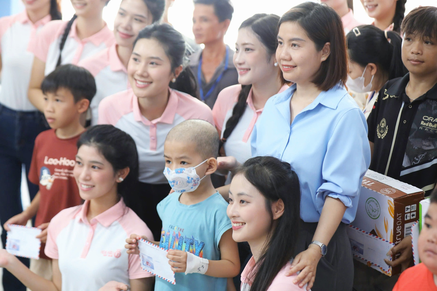 BTC, nhà tài trợ và top 25 thí sinh Hoa hậu Việt Nam 2024 hy vọng những món quà nhỏ tiếp thêm tinh thần cho bệnh nhi vượt qua những cơn đau, và giúp cha mẹ các em vững lòng hơn trên hành trình cùng con chiến đấu với bệnh tật.