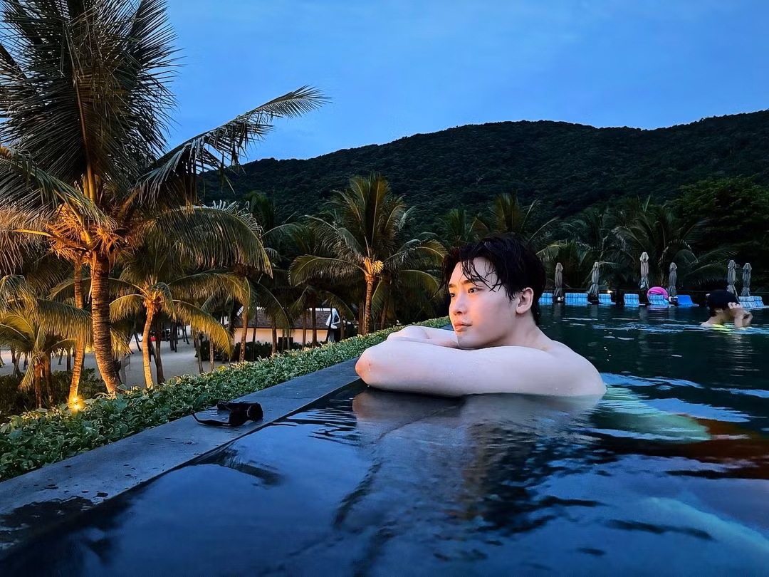 Lee Jong Suk chia sẻ chuyến đi nghỉ dưỡng ở Đà Nẵng lên trang cá nhân. Ảnh: @jongsuk0206.