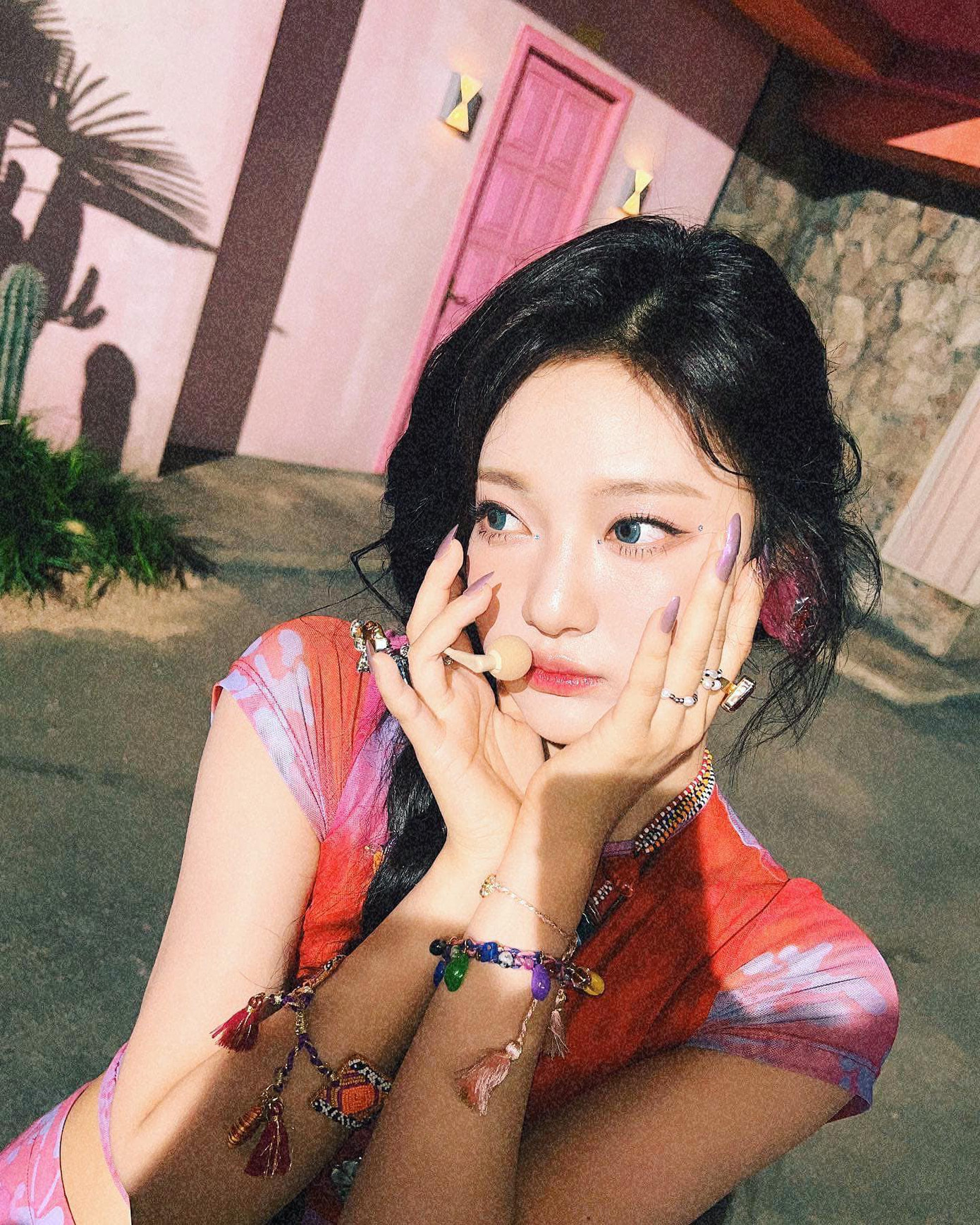 Trong cuộc phỏng vấn với Vogue+ Trung Quốc, ca sĩ cho hay cô bị mất thị lực, mắt phải của cô gần như không thể nhìn thấy. “Tôi đã phải phẫu thuật từ lúc nhỏ, nhưng giờ mắt phải của tôi bây giờ hầu như không thể thấy gì. Điều này từng là bí mật. Tôi luôn phải mang theo thuốc nhỏ mắt để bảo vệ và giúp mắt khỏi bị khô”. Trong cuộc phỏng vấn với Vogue+ Trung Quốc, ca sĩ cho hay cô bị mất thị lực, mắt phải của cô gần như không thể nhìn thấy. “Tôi đã phải phẫu thuật từ lúc nhỏ, nhưng giờ mắt phải của tôi bây giờ hầu như không thể thấy gì. Điều này từng là bí mật. Tôi luôn phải mang theo thuốc nhỏ mắt để bảo vệ và giúp mắt khỏi bị khô”.