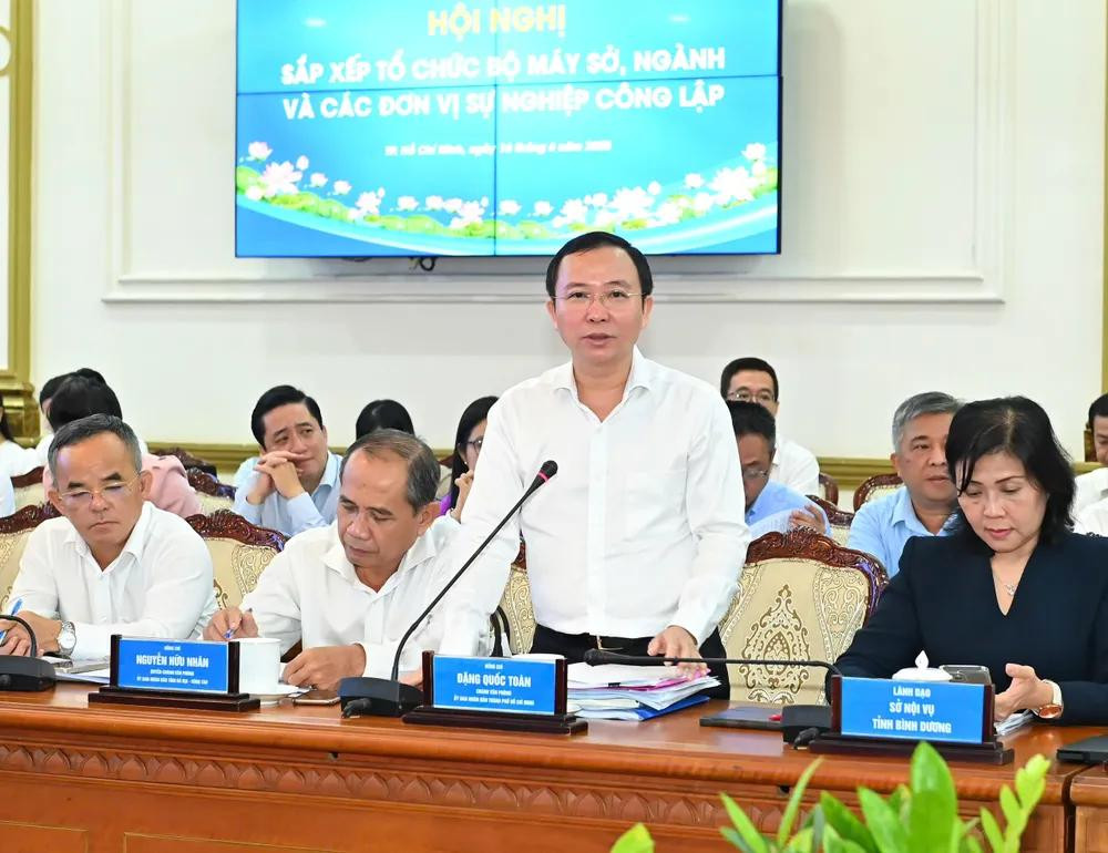 Chánh Văn phòng UBND TPHCM Đặng Quốc Toàn thông tin tại hội nghị. Ảnh: VIỆT DŨNG Chánh Văn phòng UBND TPHCM Đặng Quốc Toàn thông tin tại hội nghị. Ảnh: VIỆT DŨNG