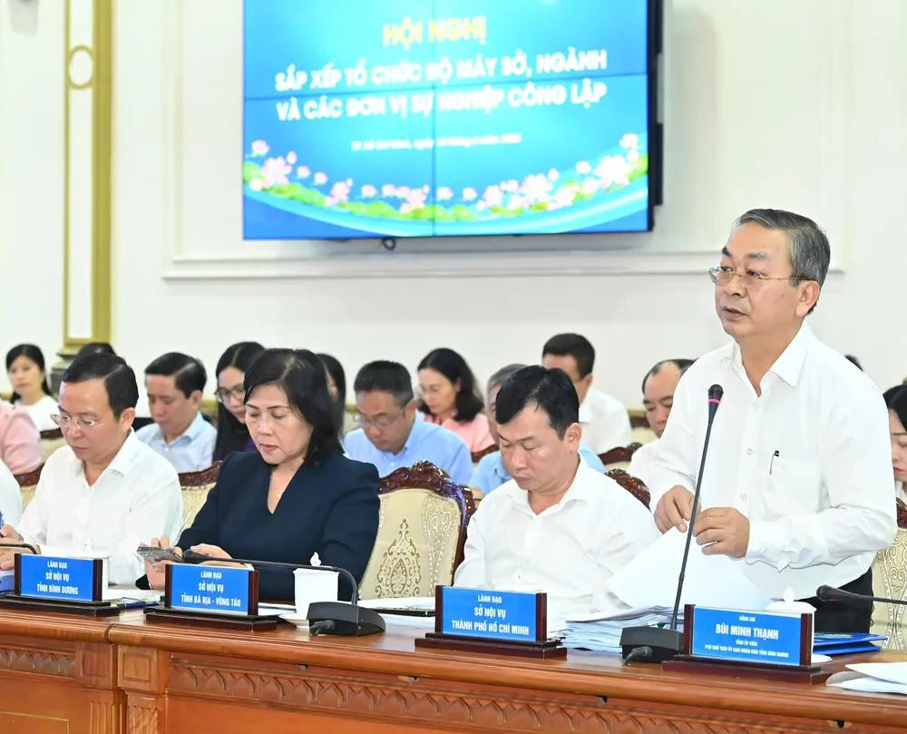 Giám đốc Sở Nội vụ TPHCM Võ Ngọc Quốc Thuận báo cáo tại hội nghị. Ảnh: VIỆT DŨNG Giám đốc Sở Nội vụ TPHCM Võ Ngọc Quốc Thuận báo cáo tại hội nghị. Ảnh: VIỆT DŨNG