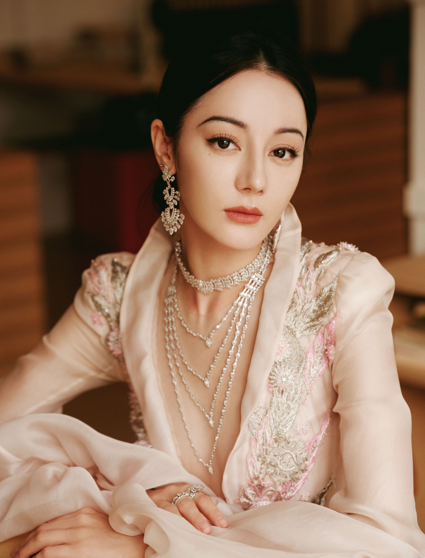 &quot;Tôi là người có xu hướng đặt cảm nhận của người khác lên chính mình. Tôi luôn sợ làm phật lòng ai đó. Ở trước đám đông, tôi không dám cư xử tùy tiện, luôn phải cẩn trọng mọi thứ. Việc ép mình phải hoàn hảo thật không dễ chịu&quot; - Địch Lệ Nhiệt Ba cho biết.