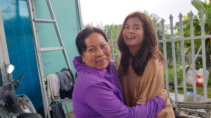 Mẹ Duy dành nhiều tình cảm cho bạn gái người Thái Lan của con trai (Ảnh: Nhân vật cung cấp).