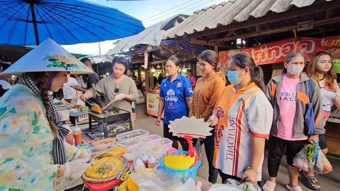 Quầy hàng bánh tráng nướng của chàng rể Việt luôn đông nghịt khách (Ảnh: Nhân vật cung cấp).