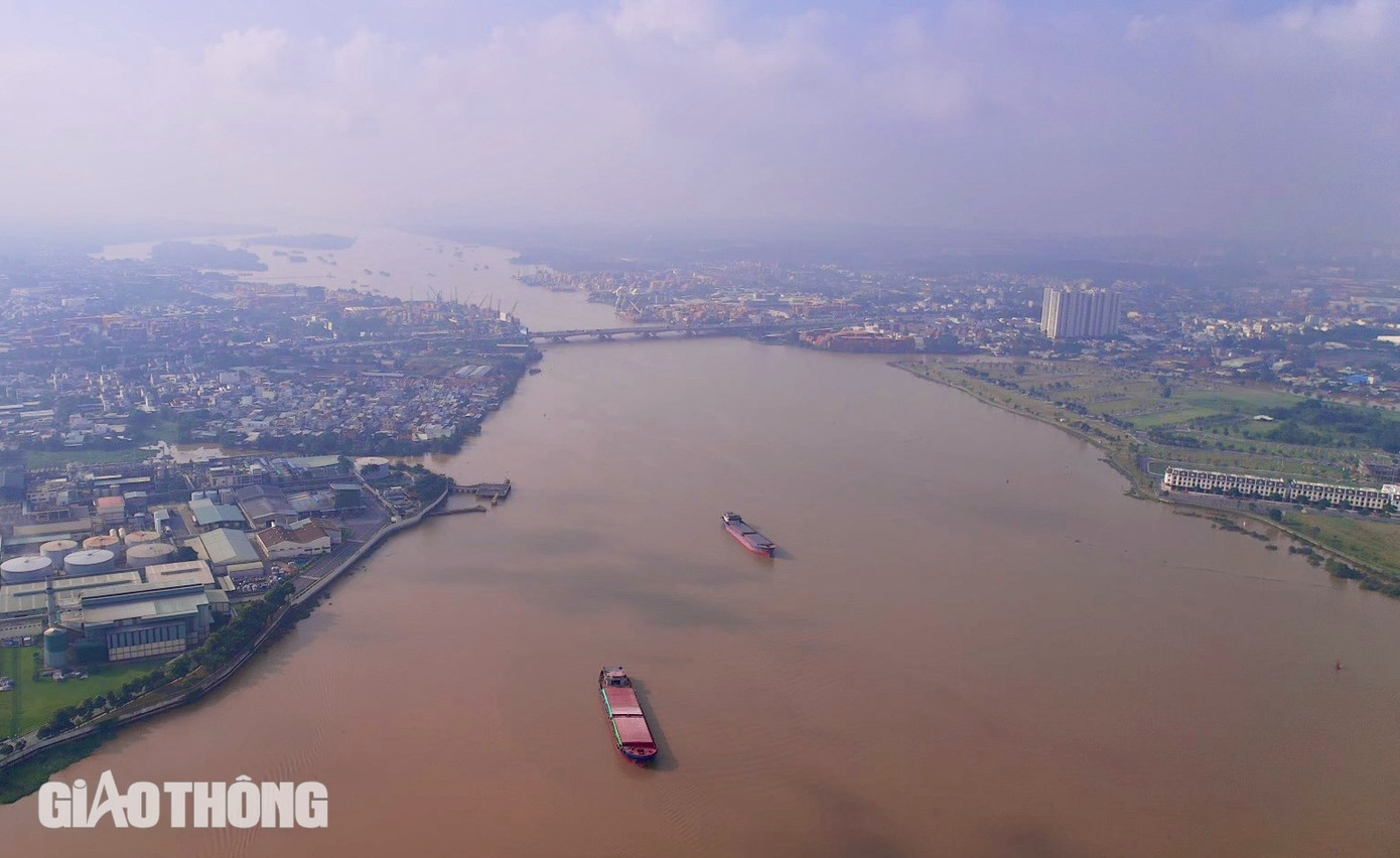 Cầu Đồng Nai được xây dựng từ năm 1964, là cây cầu đầu tiên nối TP Biên Hòa (Đồng Nai) với quận 9 (nay là TP Thủ Đức, TP.HCM). Cầu dài 500m, rộng 16m với 4 làn xe. Sau đó, để giảm tải cho cầu cũ, năm 2009, cầu Đồng Nai mới được xây dựng song song với cầu cũ, dài 461m, rộng 20m có 5 làn xe lưu thông.