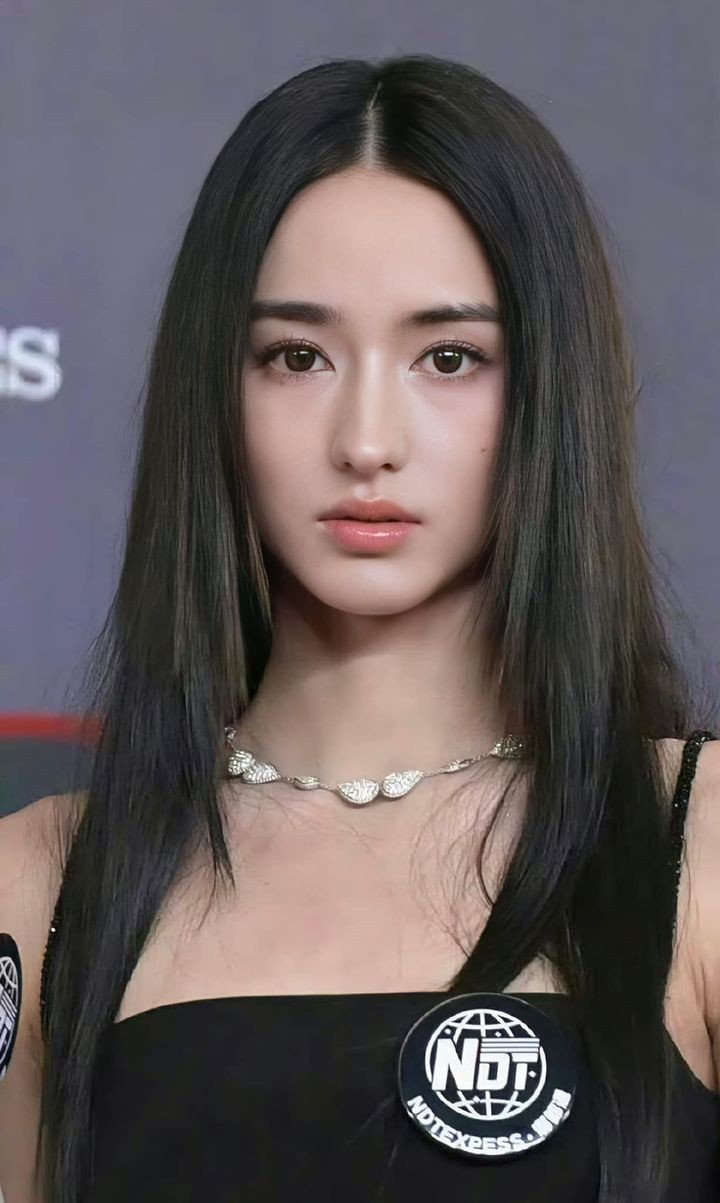 Mỹ nhân lai Lý Uyển Đát gây sốt với diện mạo sắc sảo, như AI. Người đẹp 2003 mang hai dòng máu Đức - Trung Quốc, đóng công chúa Hoa Tranh phim điện ảnh Anh hùng xạ điêu của Từ Khắc.