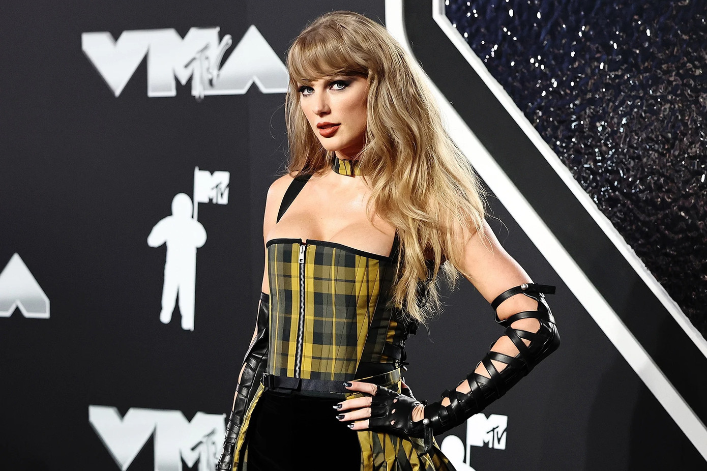 Năm nay, Taylor Swift vẫn giữ vững vị trí dẫn đầu với 12 đề cử, theo sau là Post Malone (11), Eminem (8), Ariana Grande, Megan Thee Stallion, Sabrina Carpenter và SZA (mỗi người 7 đề cử).