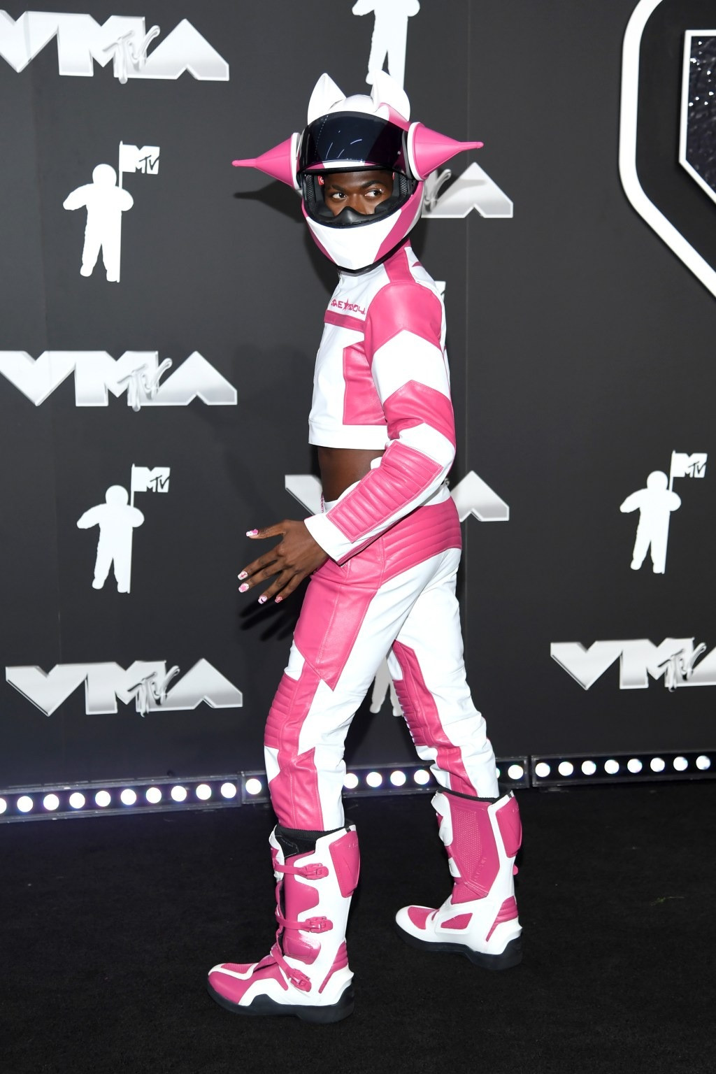 Lil Nas X hóa thân thành Power Rangers trên thảm đỏ VMA.