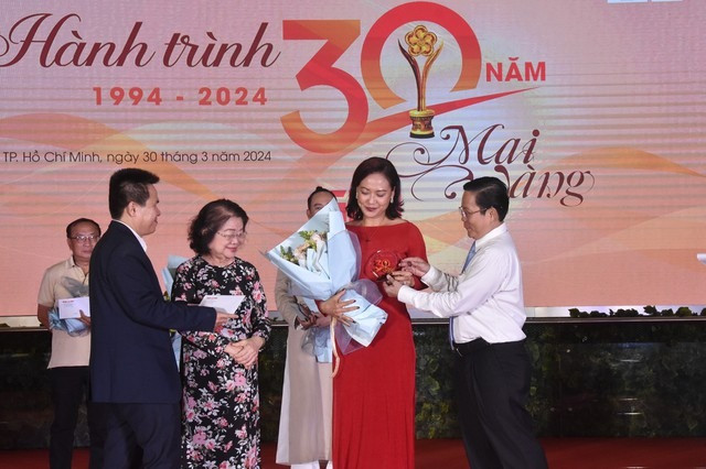 Diễn viên Hồng Ánh được trao tặng kỷ niệm chương và hoa.